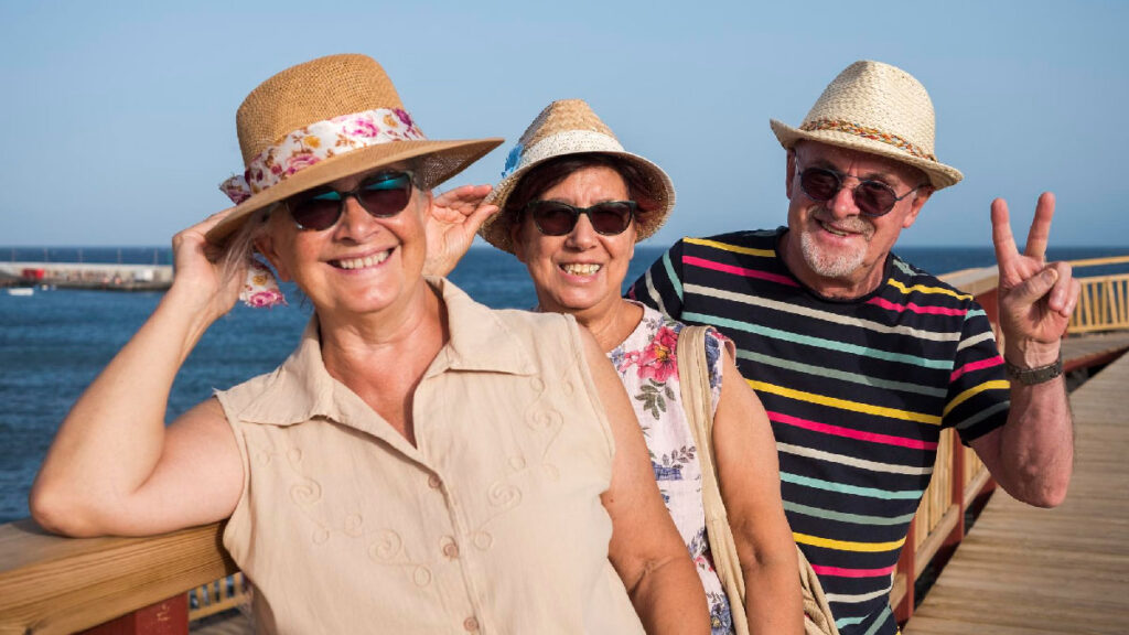 gruppo di anziani al mare in posa